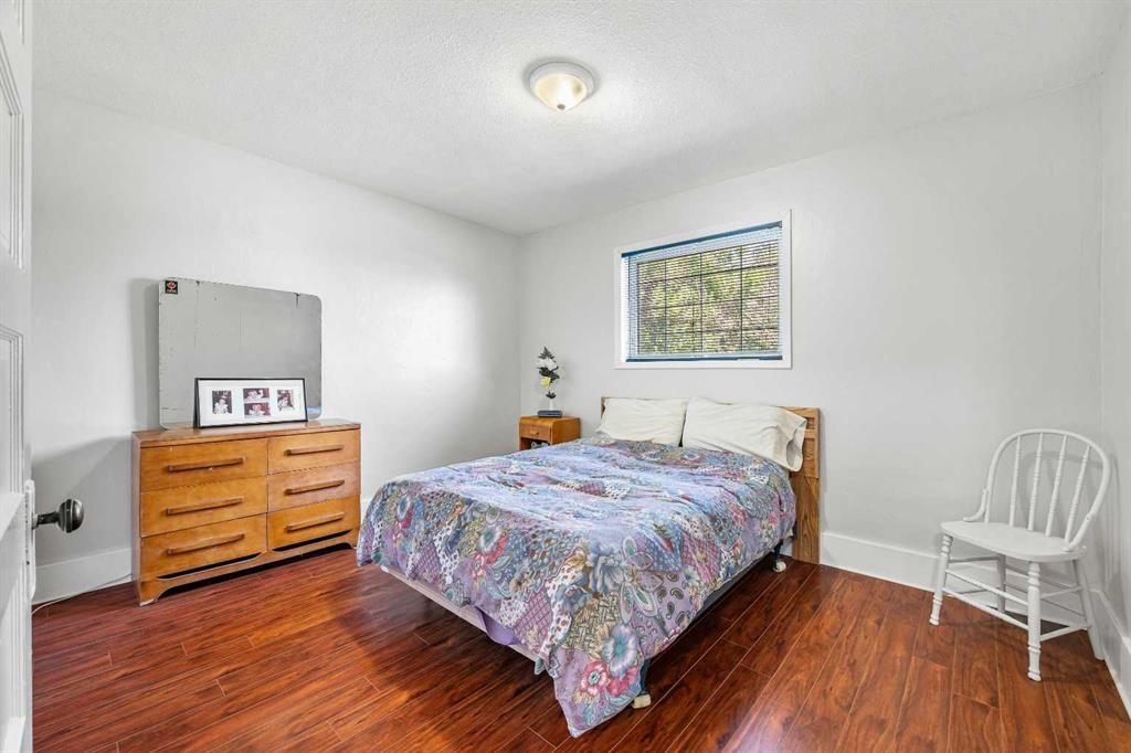 5100 3 Avenue, Chauvin, AB - Indoor Photo Showing Bedroom