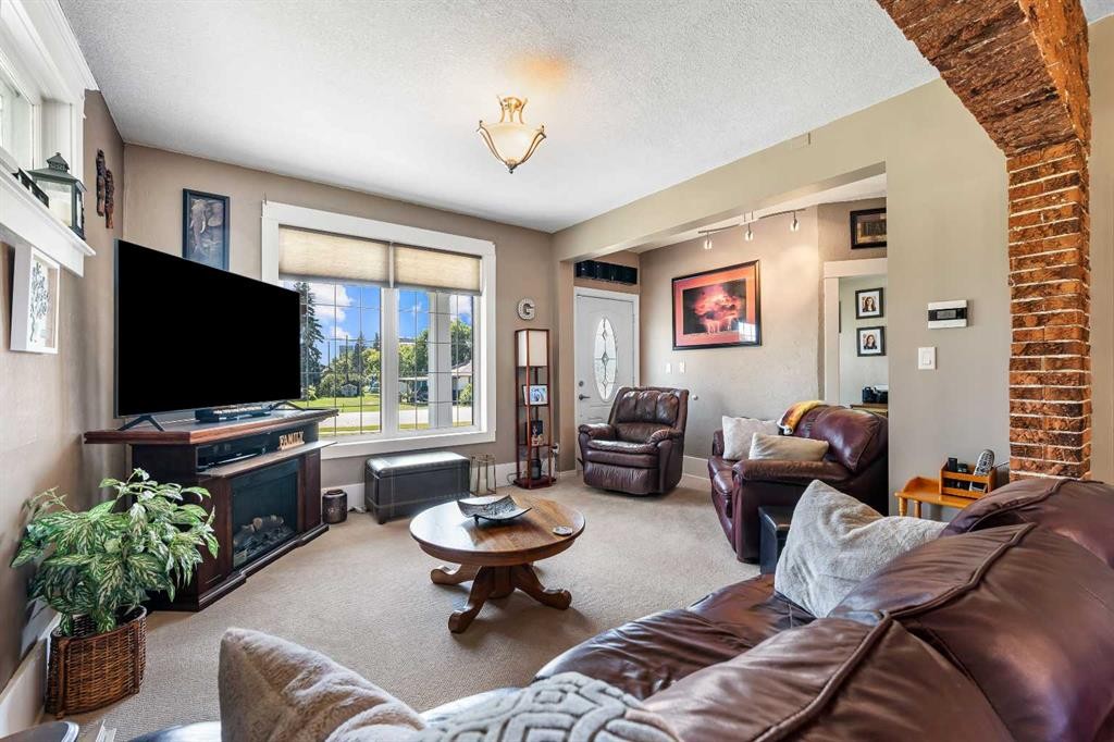 5100 3 Avenue, Chauvin, AB - Indoor Photo Showing Living Room