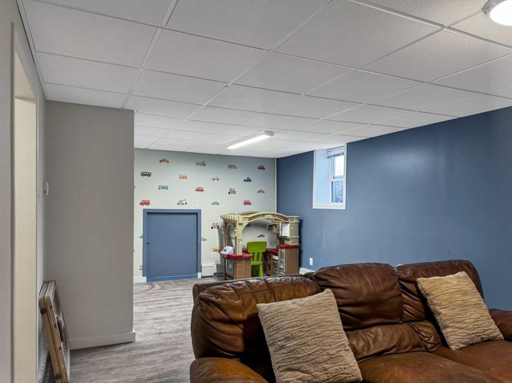 5514 48, Lloydminster, AB - Indoor