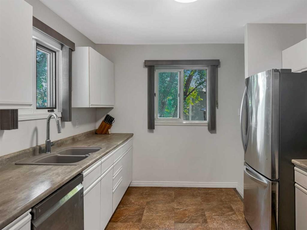 5514 48, Lloydminster, AB - Indoor Photo Showing Kitchen With Double Sink