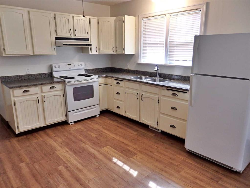 4709 48B Avenue, Vermilion, AB - Indoor Photo Showing Kitchen With Double Sink