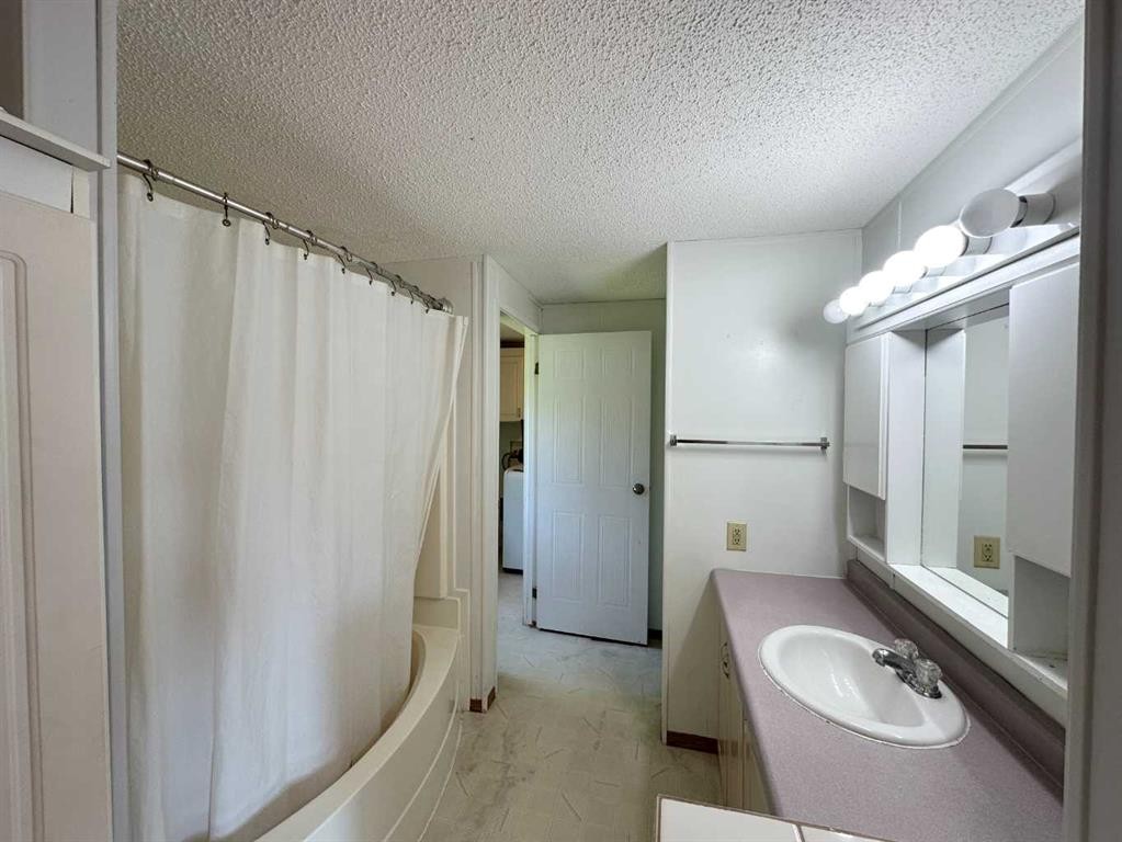 5001 51 Street, Clandonald, AB - Indoor Photo Showing Bathroom