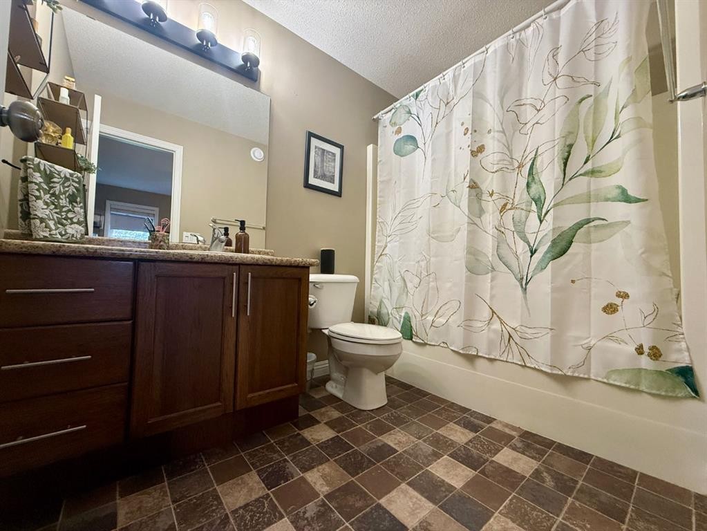 4905 5 Avenue, Chauvin, AB - Indoor Photo Showing Bathroom