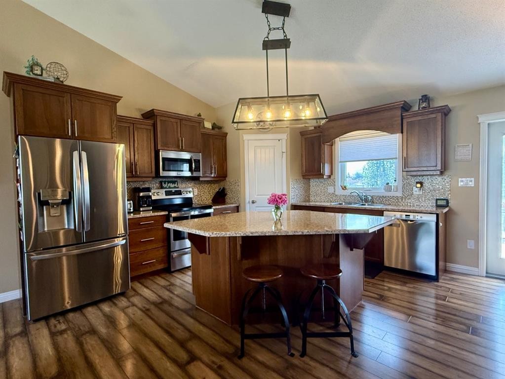 4905 5 Avenue, Chauvin, AB - Indoor Photo Showing Kitchen With Double Sink With Upgraded Kitchen