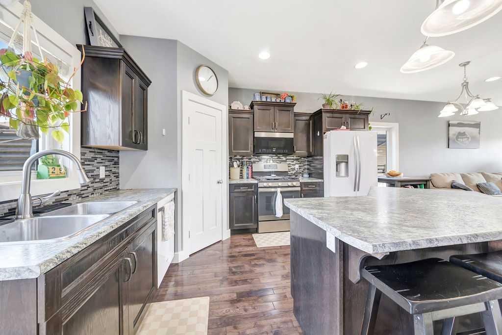 4206 40Th Street Close, Lloydminster, SK - Indoor Photo Showing Kitchen With Double Sink With Upgraded Kitchen