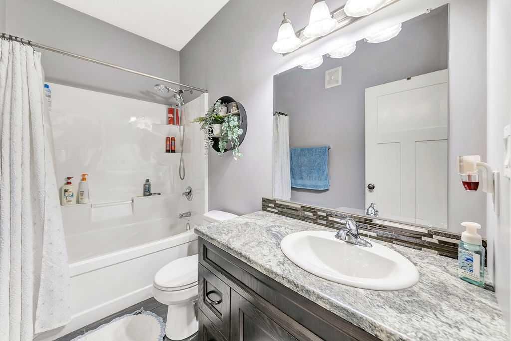 4206 40Th Street Close, Lloydminster, SK - Indoor Photo Showing Bathroom