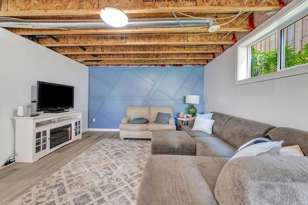 4206 40Th Street Close, Lloydminster, SK - Indoor Photo Showing Living Room