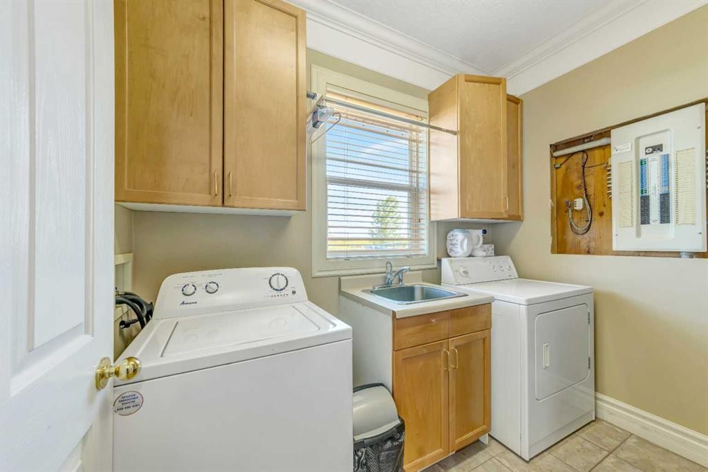 407 1 Avenue Nw, Waseca, SK - Indoor Photo Showing Laundry Room