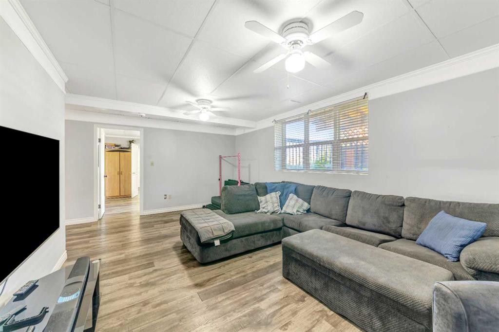 407 1 Avenue Nw, Waseca, SK - Indoor Photo Showing Living Room