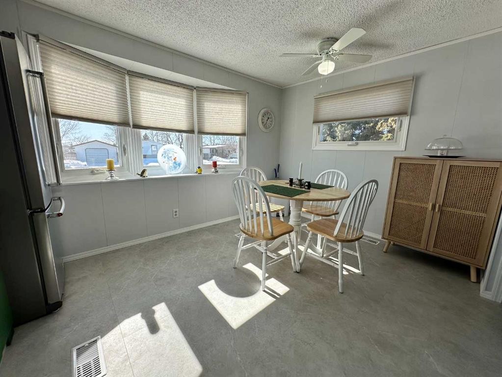 1950 5 Avenue, Wainwright, AB - Indoor Photo Showing Dining Room