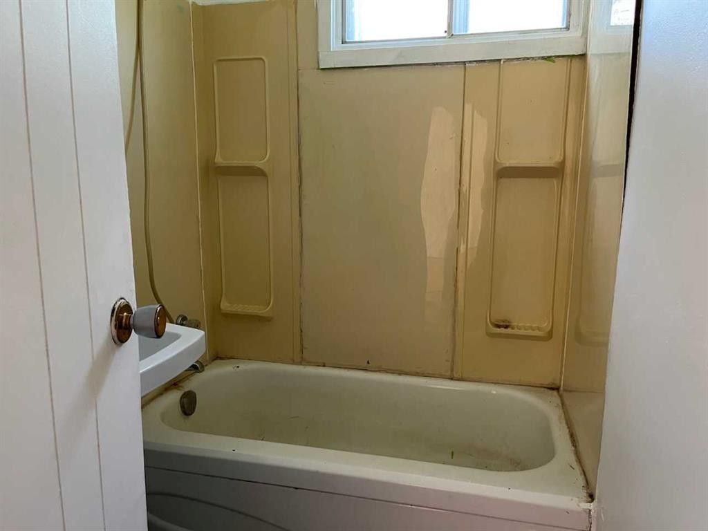 5108 54A Street, Lloydminster, AB - Indoor Photo Showing Bathroom