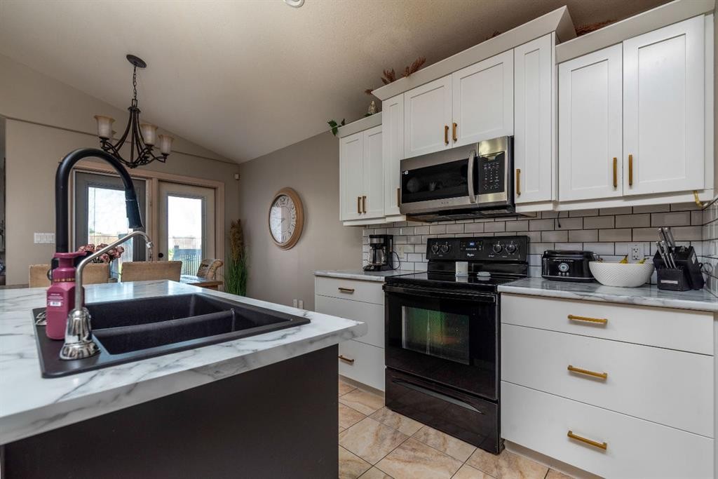 3802 74 Avenue, Lloydminster, AB - Indoor Photo Showing Kitchen With Double Sink