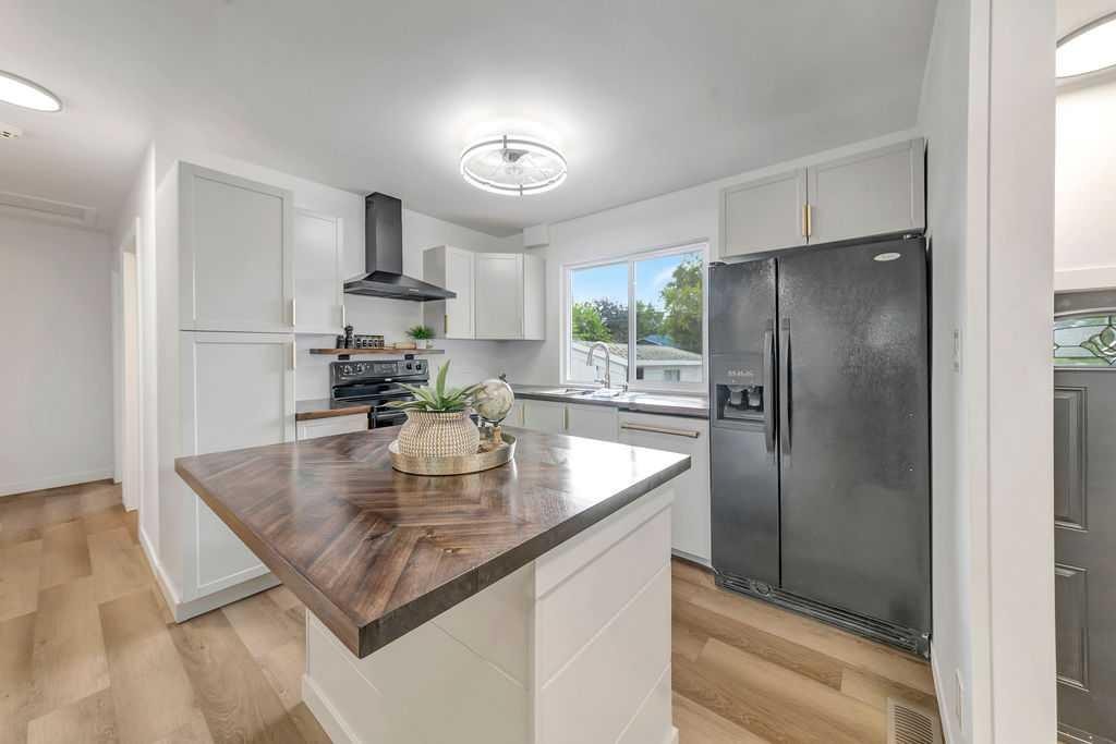 5410 46Th Street, Lloydminster, AB - Indoor Photo Showing Kitchen