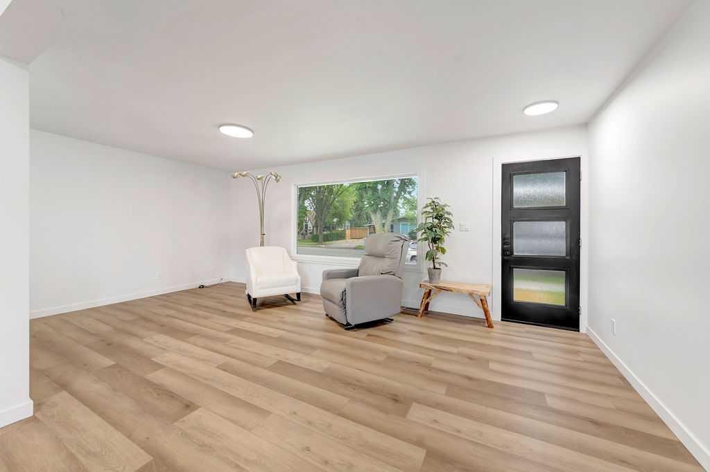 5410 46Th Street, Lloydminster, AB - Indoor