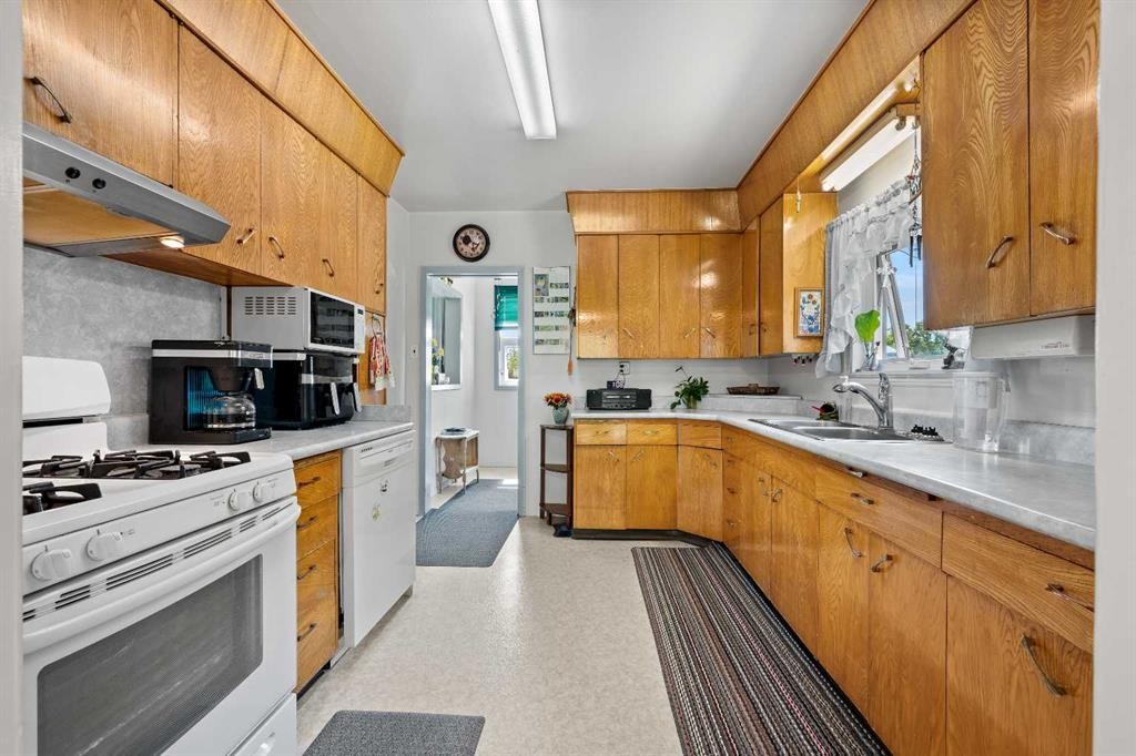 32037 Twp 504, Kitscoty, AB - Indoor Photo Showing Kitchen