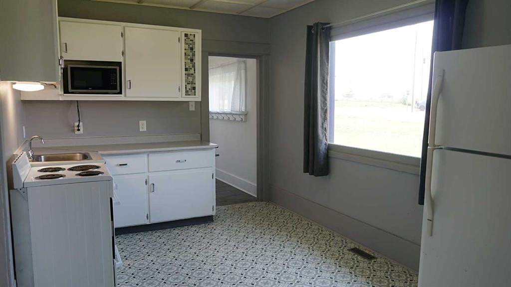 4906 49 Avenue, Dewberry, AB - Indoor Photo Showing Kitchen