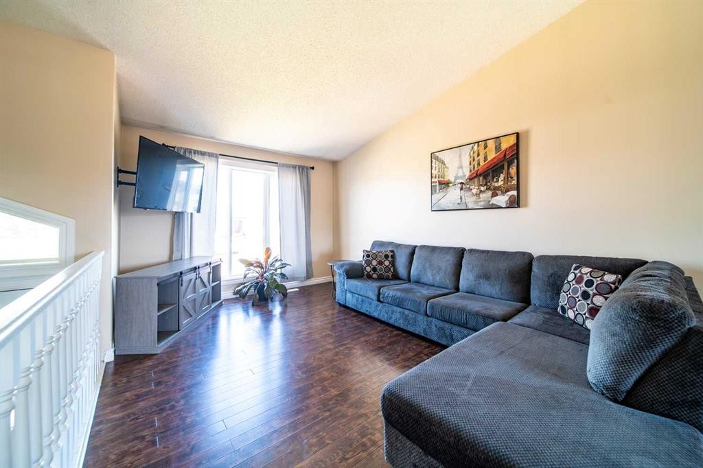 2521 11 Avenue, Wainwright, AB - Indoor Photo Showing Living Room