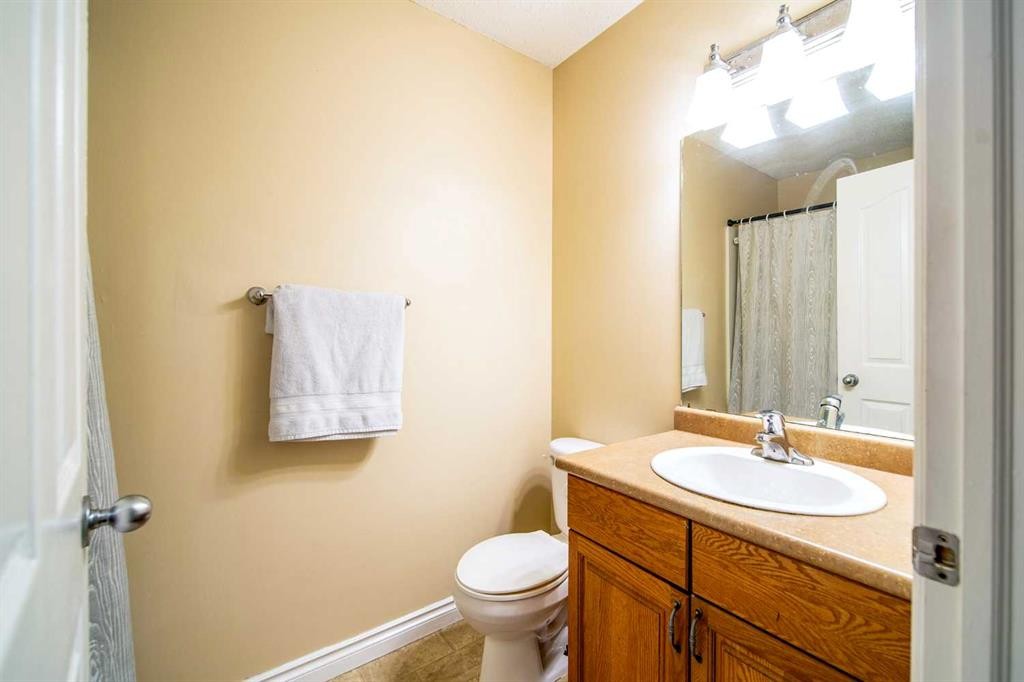 2521 11 Avenue, Wainwright, AB - Indoor Photo Showing Bathroom