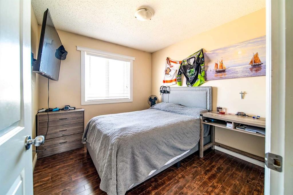 2521 11 Avenue, Wainwright, AB - Indoor Photo Showing Bedroom