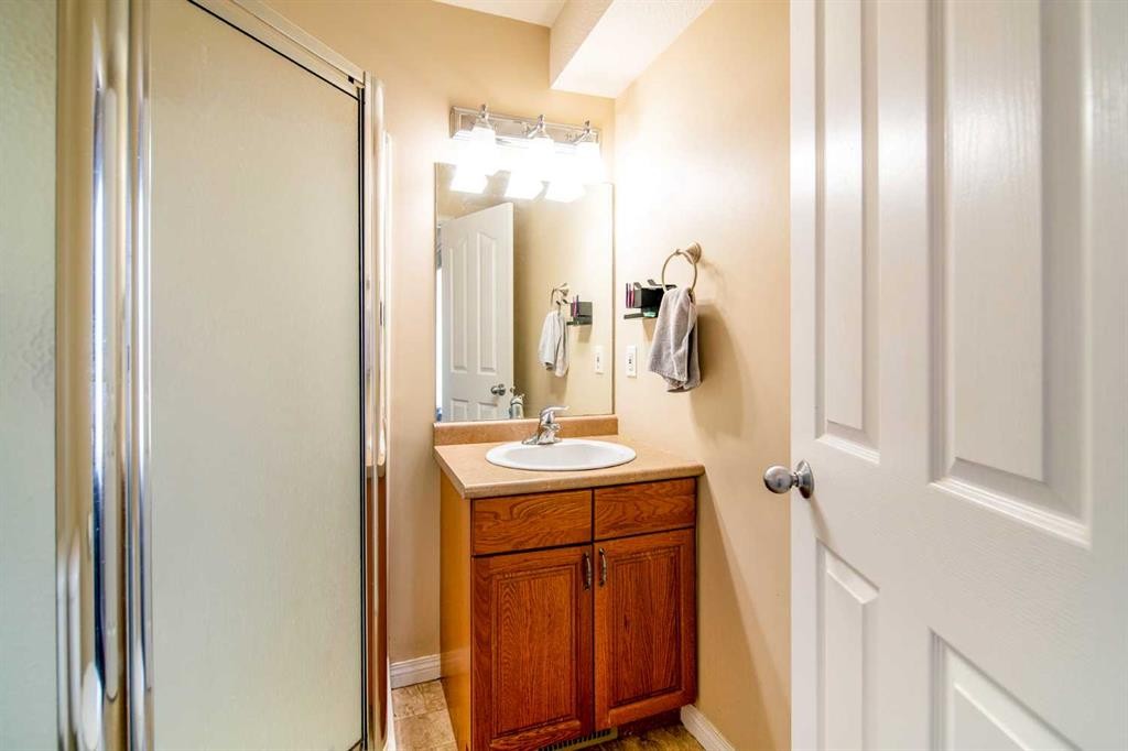 2521 11 Avenue, Wainwright, AB - Indoor Photo Showing Bathroom