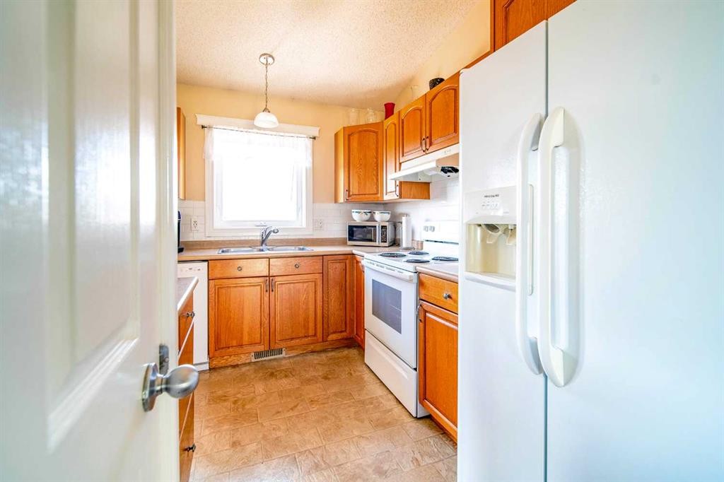 2521 11 Avenue, Wainwright, AB - Indoor Photo Showing Kitchen With Double Sink