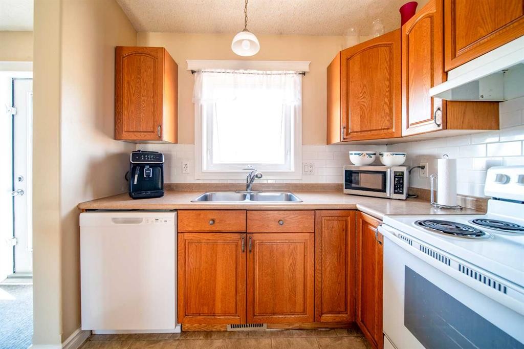 2521 11 Avenue, Wainwright, AB - Indoor Photo Showing Kitchen With Double Sink