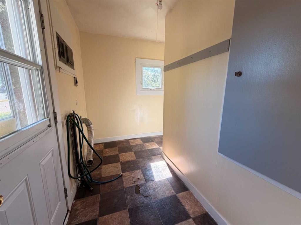 737 6 Avenue, Wainwright, AB - Indoor