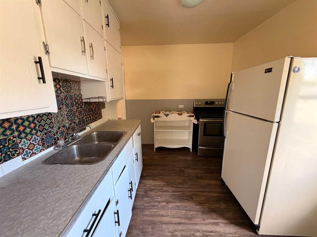 737 6 Avenue, Wainwright, AB - Indoor Photo Showing Kitchen With Double Sink