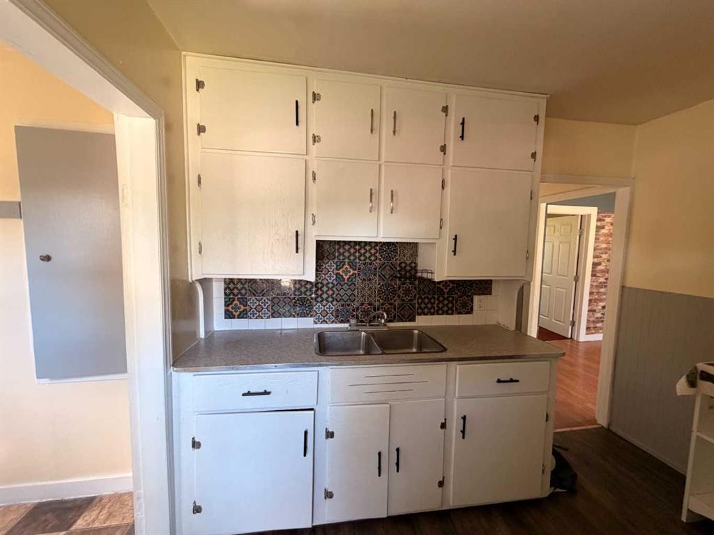 737 6 Avenue, Wainwright, AB - Indoor Photo Showing Kitchen With Double Sink