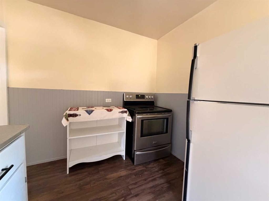737 6 Avenue, Wainwright, AB - Indoor Photo Showing Kitchen