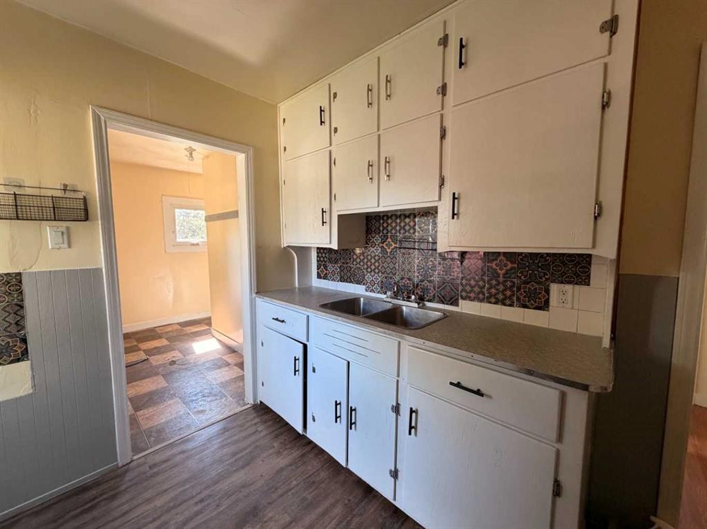 737 6 Avenue, Wainwright, AB - Indoor Photo Showing Kitchen With Double Sink