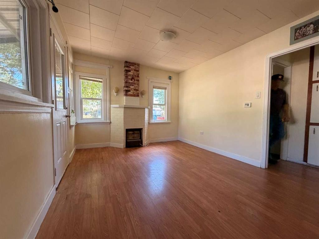 737 6 Avenue, Wainwright, AB - Indoor With Fireplace