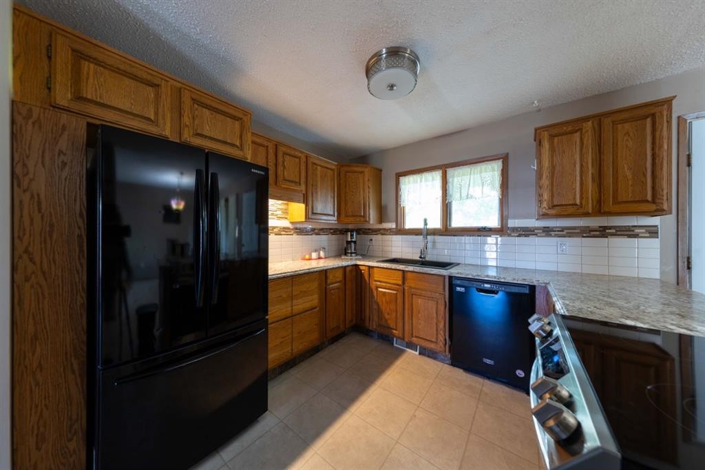 3007 52 Avenue, Lloydminster, AB - Indoor Photo Showing Kitchen
