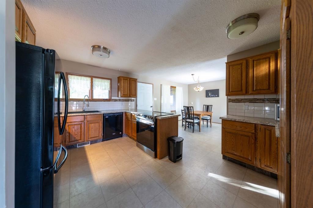 3007 52 Avenue, Lloydminster, AB - Indoor Photo Showing Kitchen