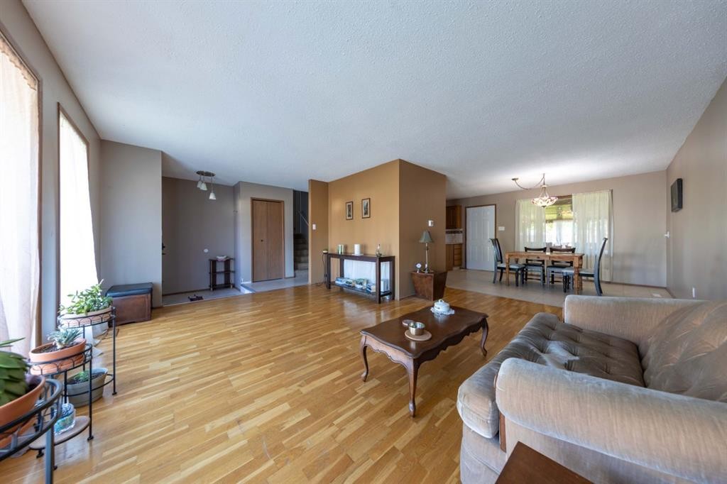 3007 52 Avenue, Lloydminster, AB - Indoor Photo Showing Living Room