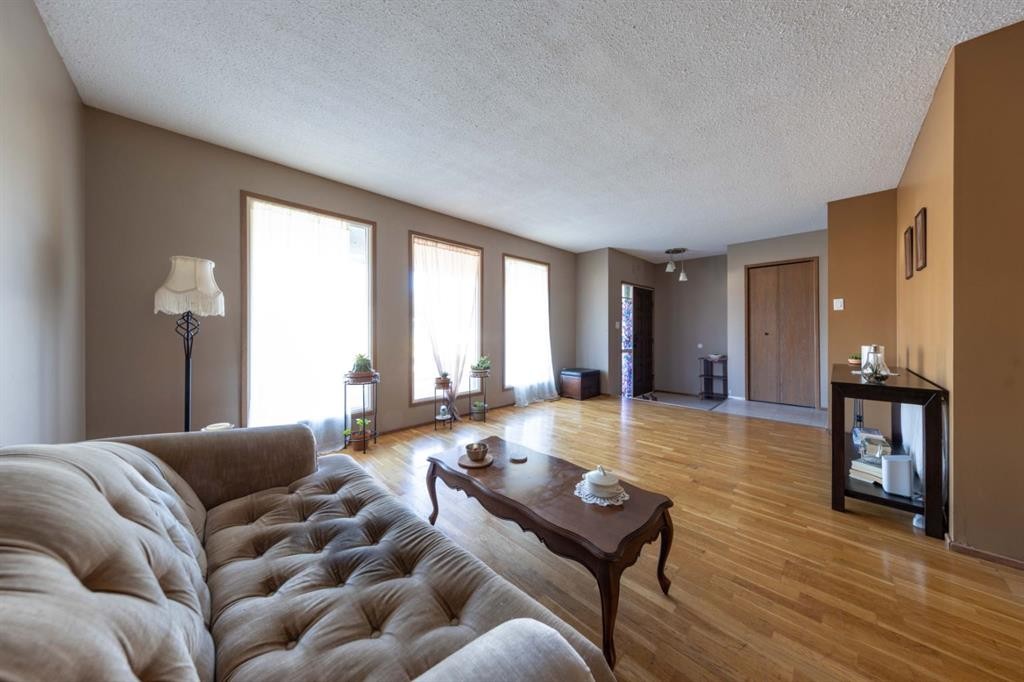 3007 52 Avenue, Lloydminster, AB - Indoor Photo Showing Living Room