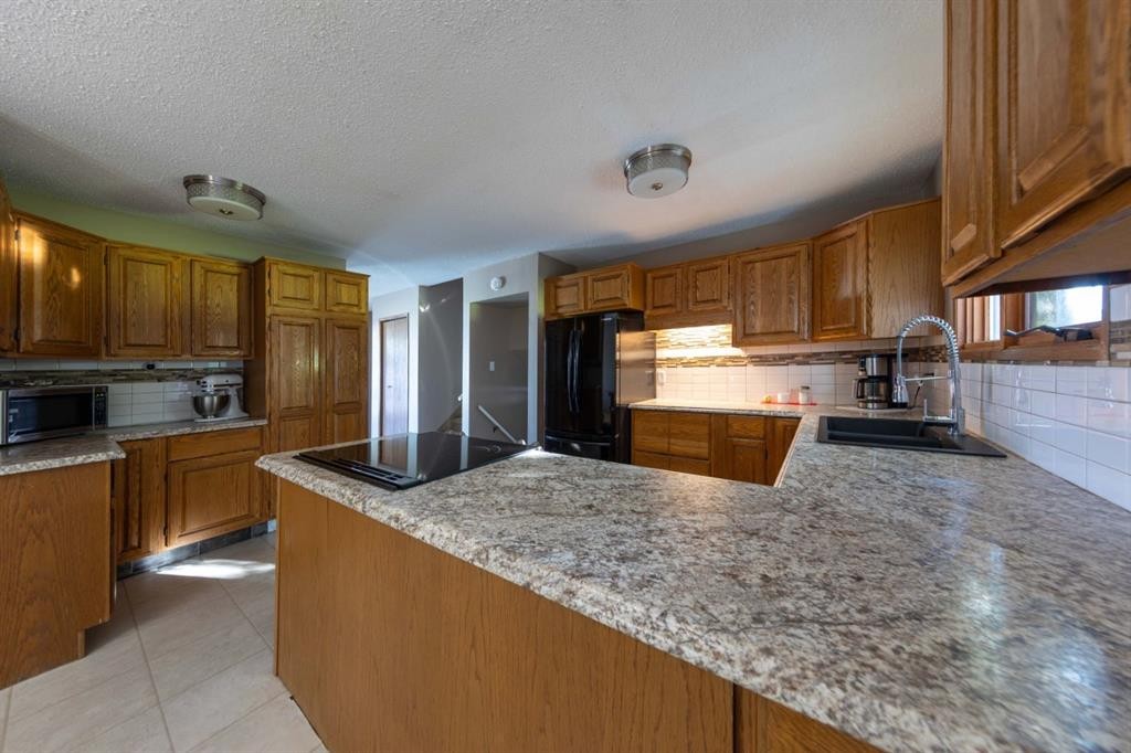3007 52 Avenue, Lloydminster, AB - Indoor Photo Showing Kitchen With Double Sink