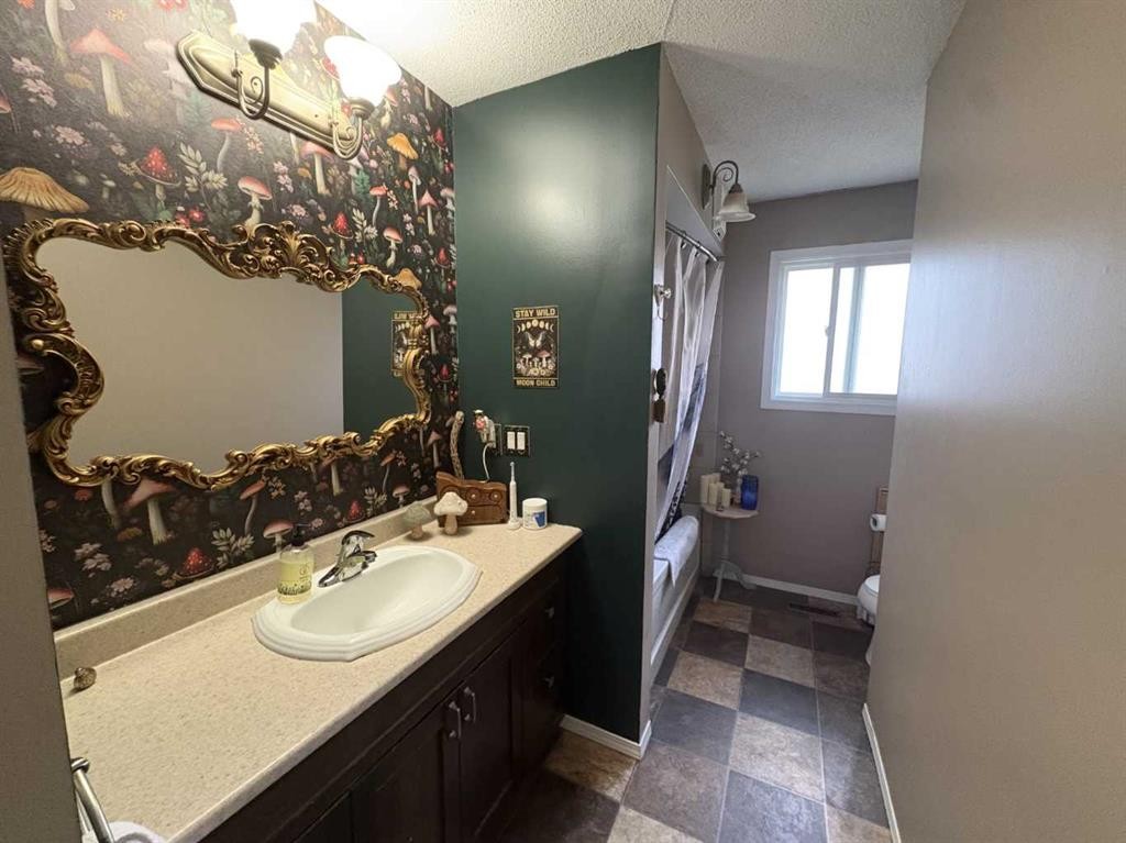 3410 51A Avenue, Lloydminster, AB - Indoor Photo Showing Bathroom