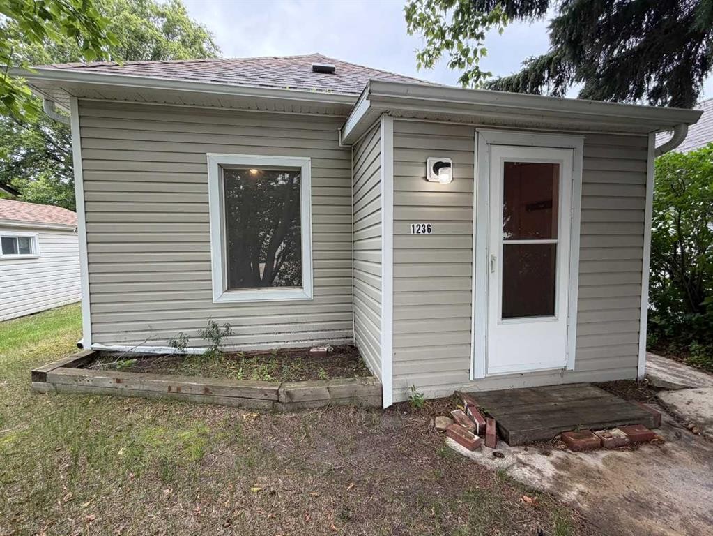 1236 1 Avenue, Wainwright, AB - Outdoor With Exterior