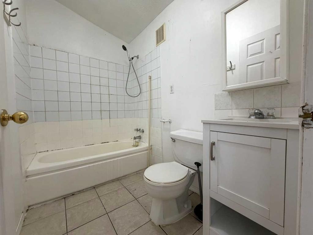 1236 1 Avenue, Wainwright, AB - Indoor Photo Showing Bathroom