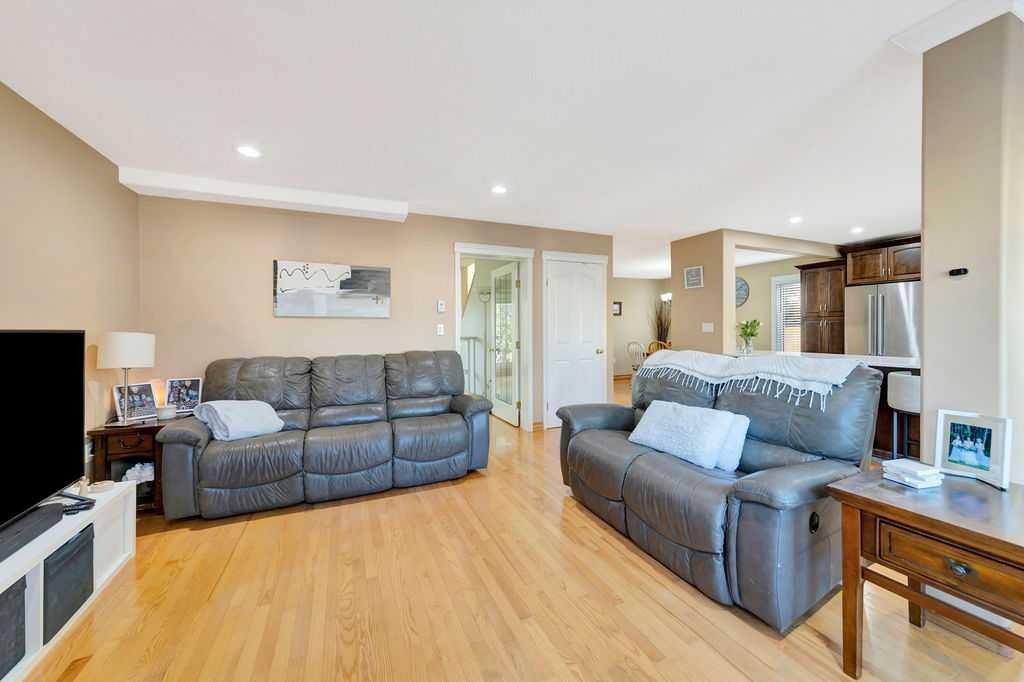 4005 60Th Avenue, Lloydminster, AB - Indoor Photo Showing Living Room