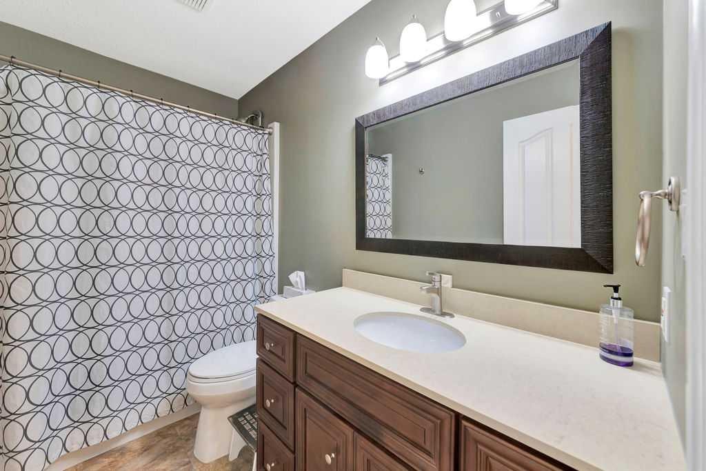 4005 60Th Avenue, Lloydminster, AB - Indoor Photo Showing Bathroom