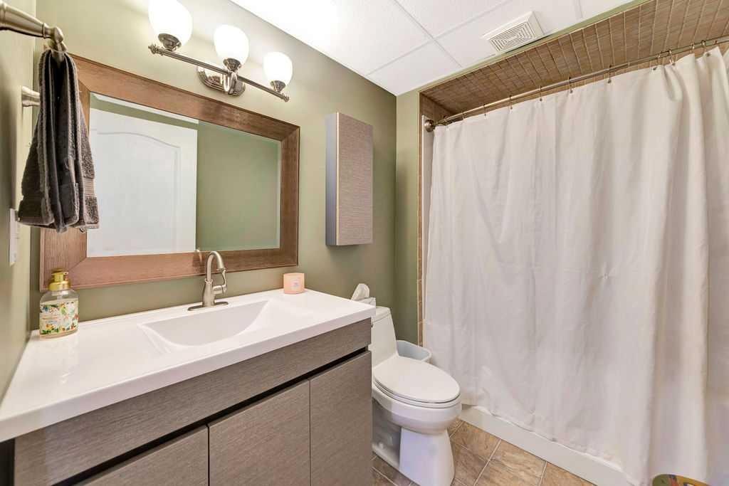 4005 60Th Avenue, Lloydminster, AB - Indoor Photo Showing Bathroom