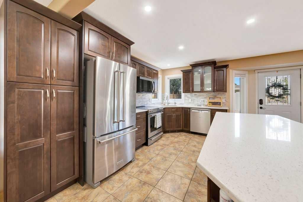 4005 60Th Avenue, Lloydminster, AB - Indoor Photo Showing Kitchen With Double Sink