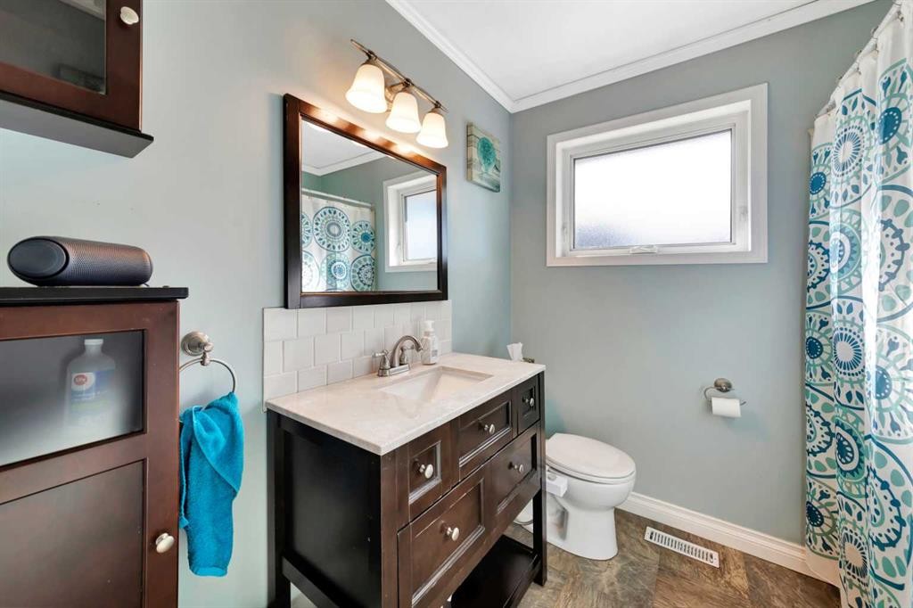 3208 54 Avenue, Lloydminster, AB - Indoor Photo Showing Bathroom