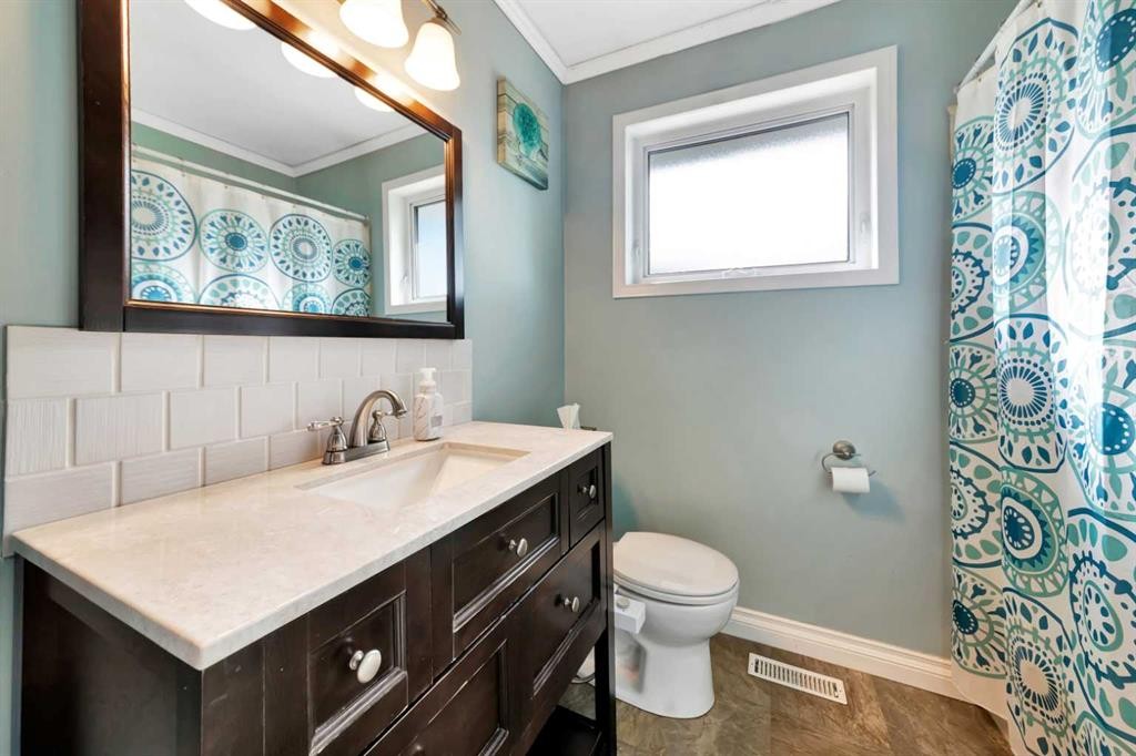 3208 54 Avenue, Lloydminster, AB - Indoor Photo Showing Bathroom