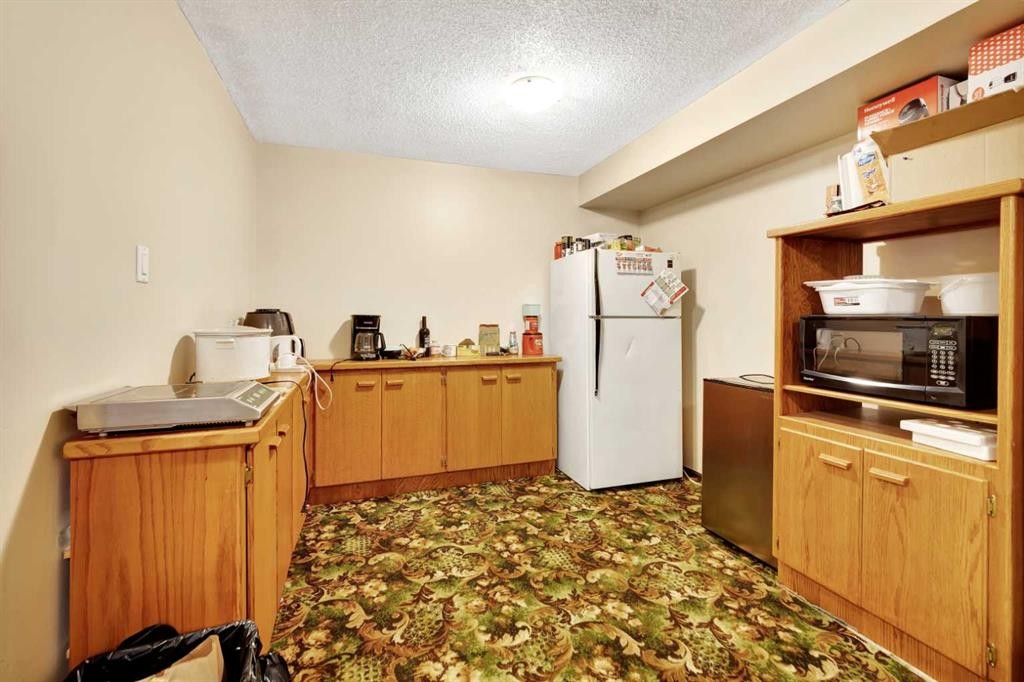 3208 54 Avenue, Lloydminster, AB - Indoor Photo Showing Kitchen