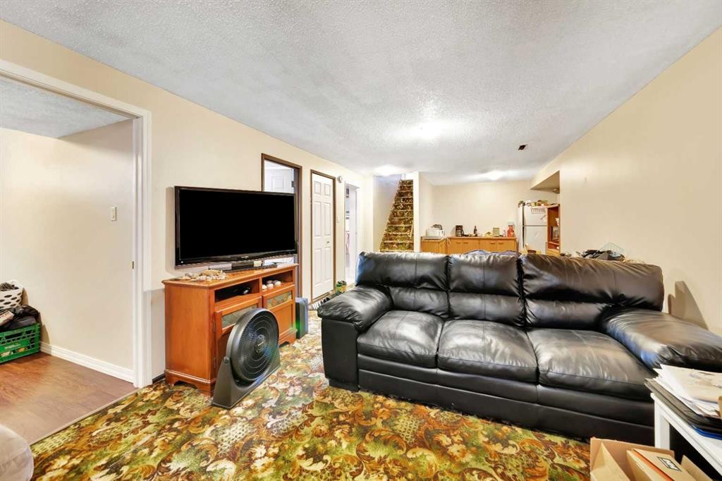 3208 54 Avenue, Lloydminster, AB - Indoor Photo Showing Living Room