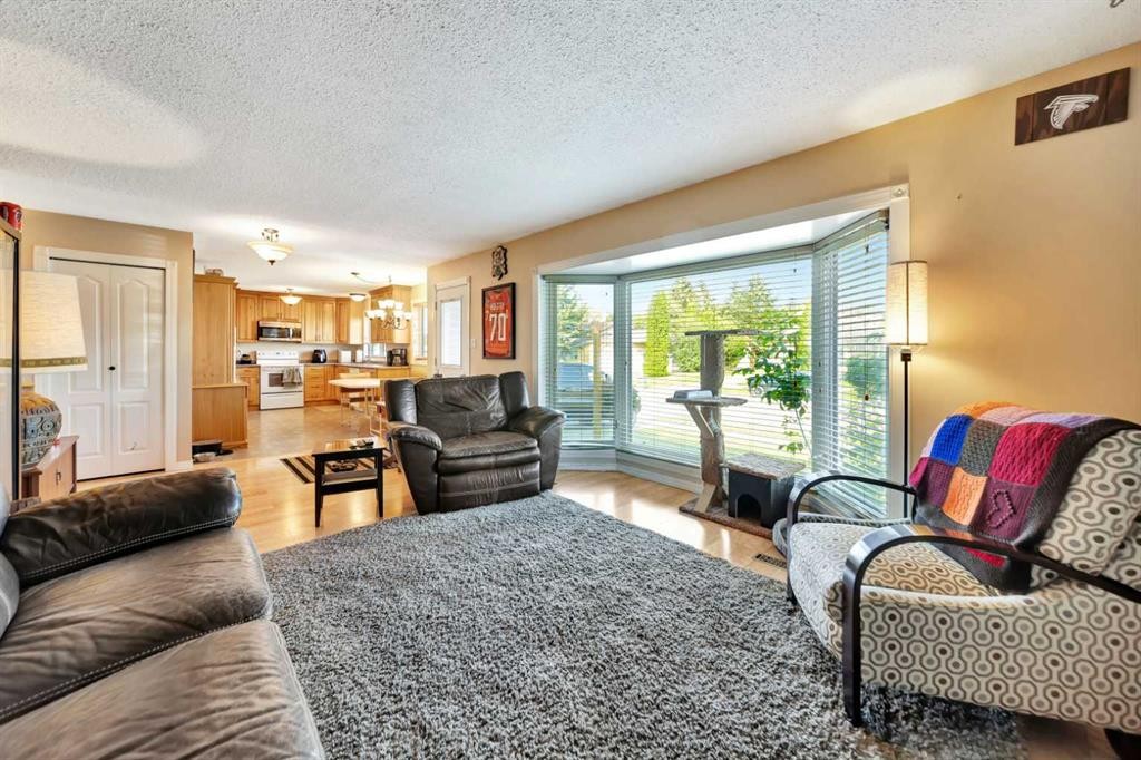 3208 54 Avenue, Lloydminster, AB - Indoor Photo Showing Living Room