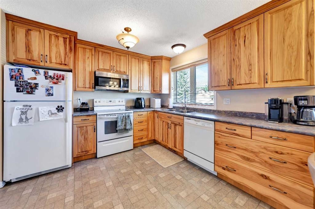 3208 54 Avenue, Lloydminster, AB - Indoor Photo Showing Kitchen